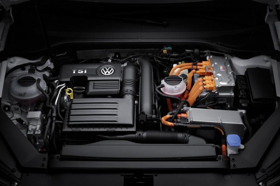 Volkswagen Passat Variant GTE 2015 года  (фото 6 из 30)